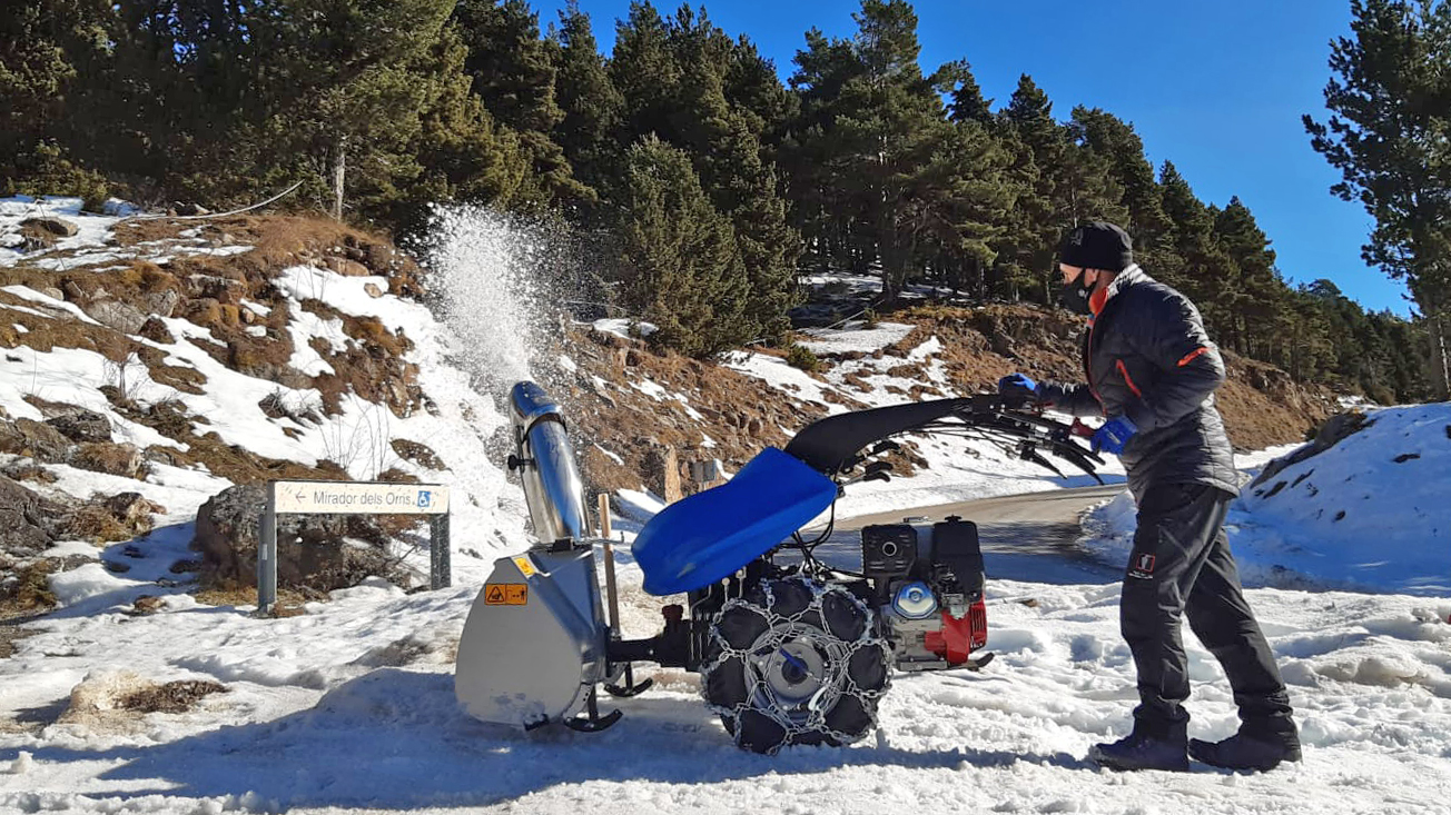 motosegadora-660-hy-mantenimiento-nieve-parques-naturales
